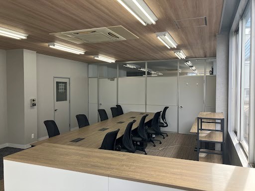 オフィスリニューアルにより山積みの書類を無くしたことで、コミュニケーションが活性化した事例